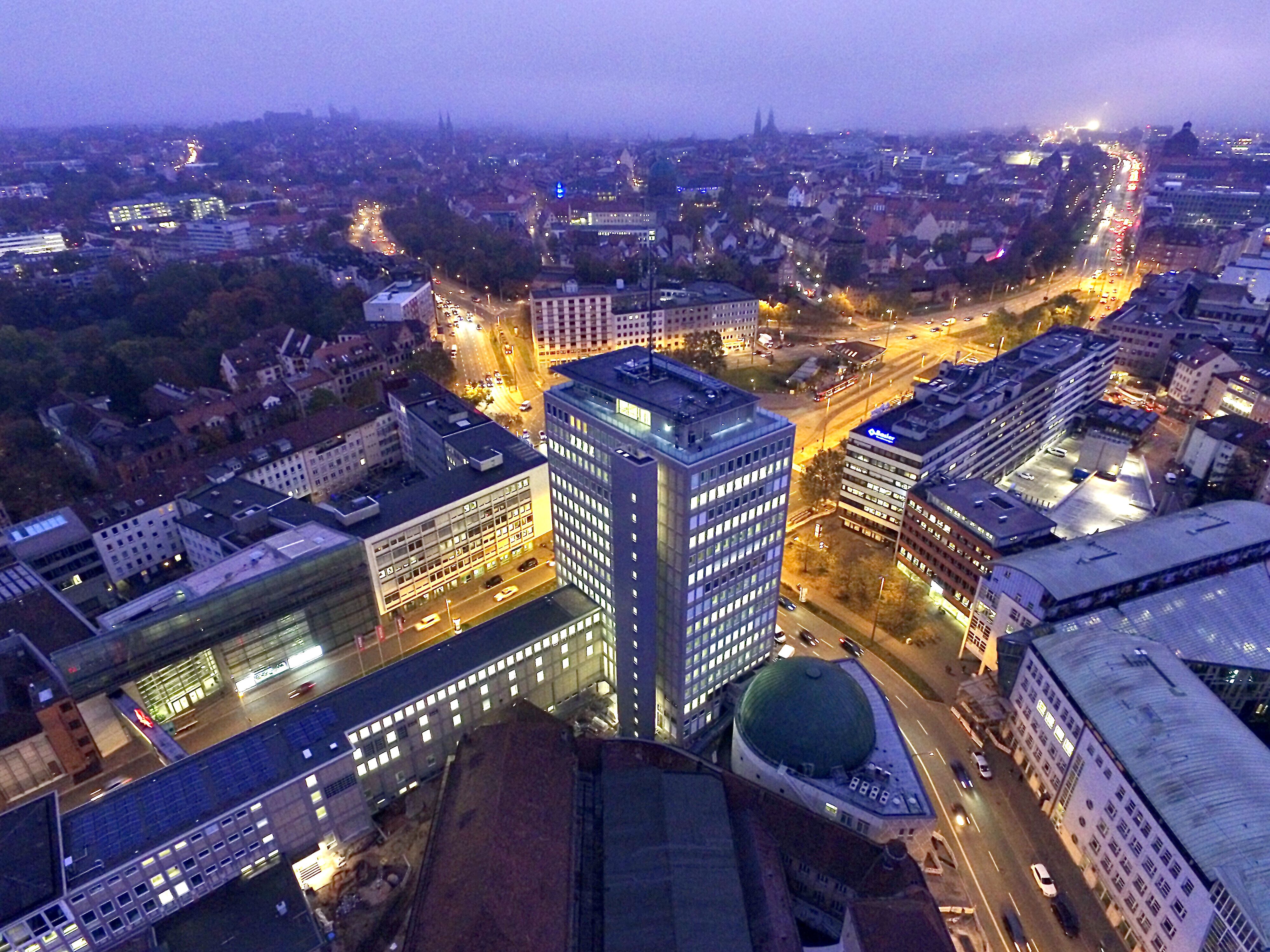 Nachtaufnahme Hochhaus am Plärrer