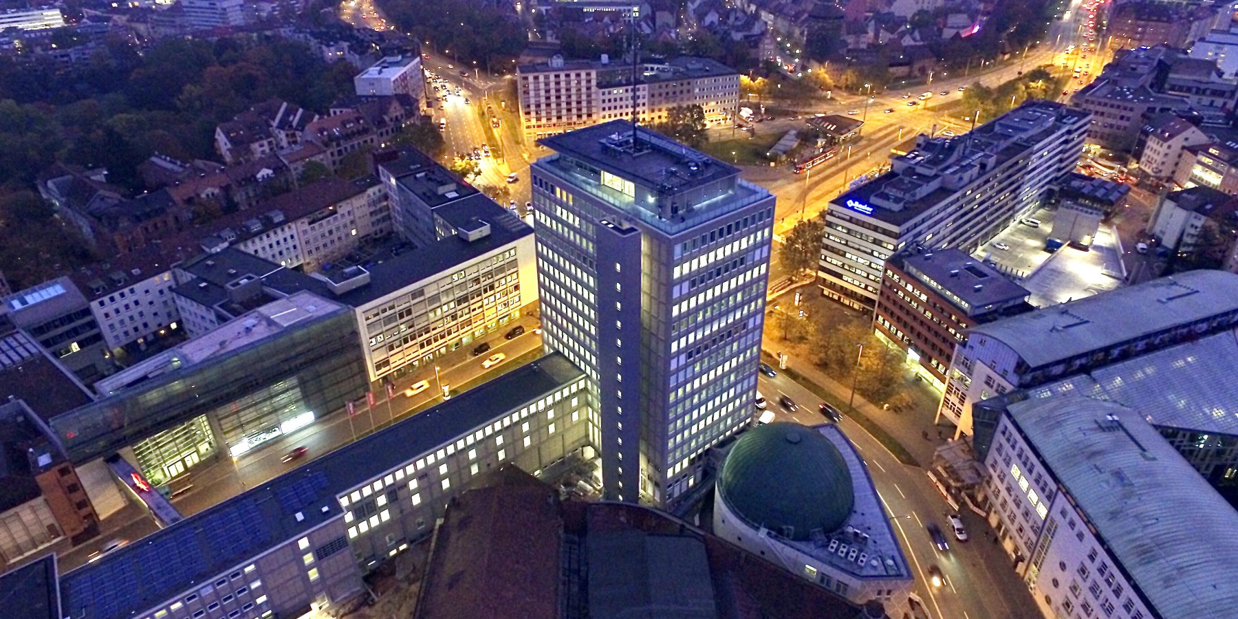 Nachtaufnahme Hochhaus am Plärrer